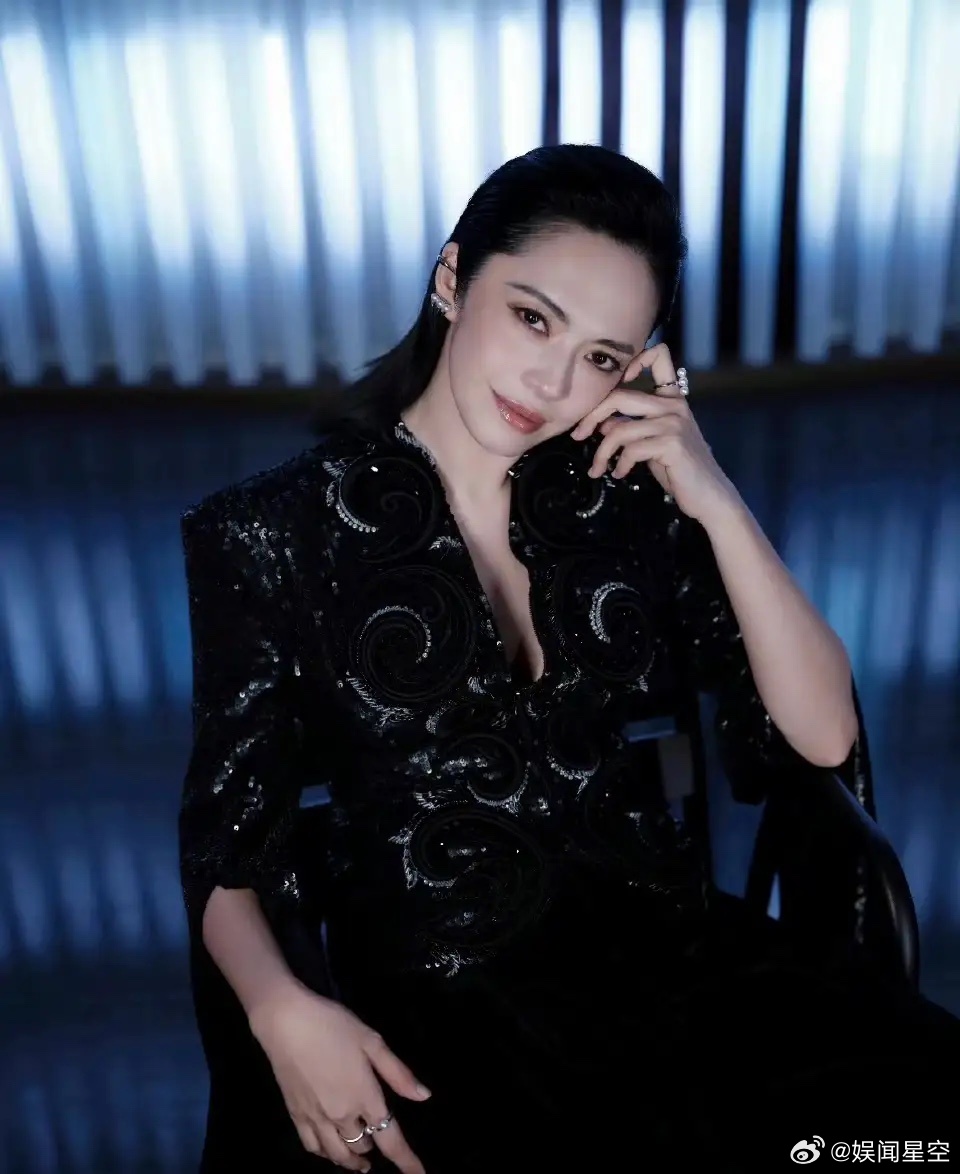 姚晨胳膊上是纹身吗？前几天 才刚官宣和曹郁离婚，今天姚晨现身活动，这状态简直绝了