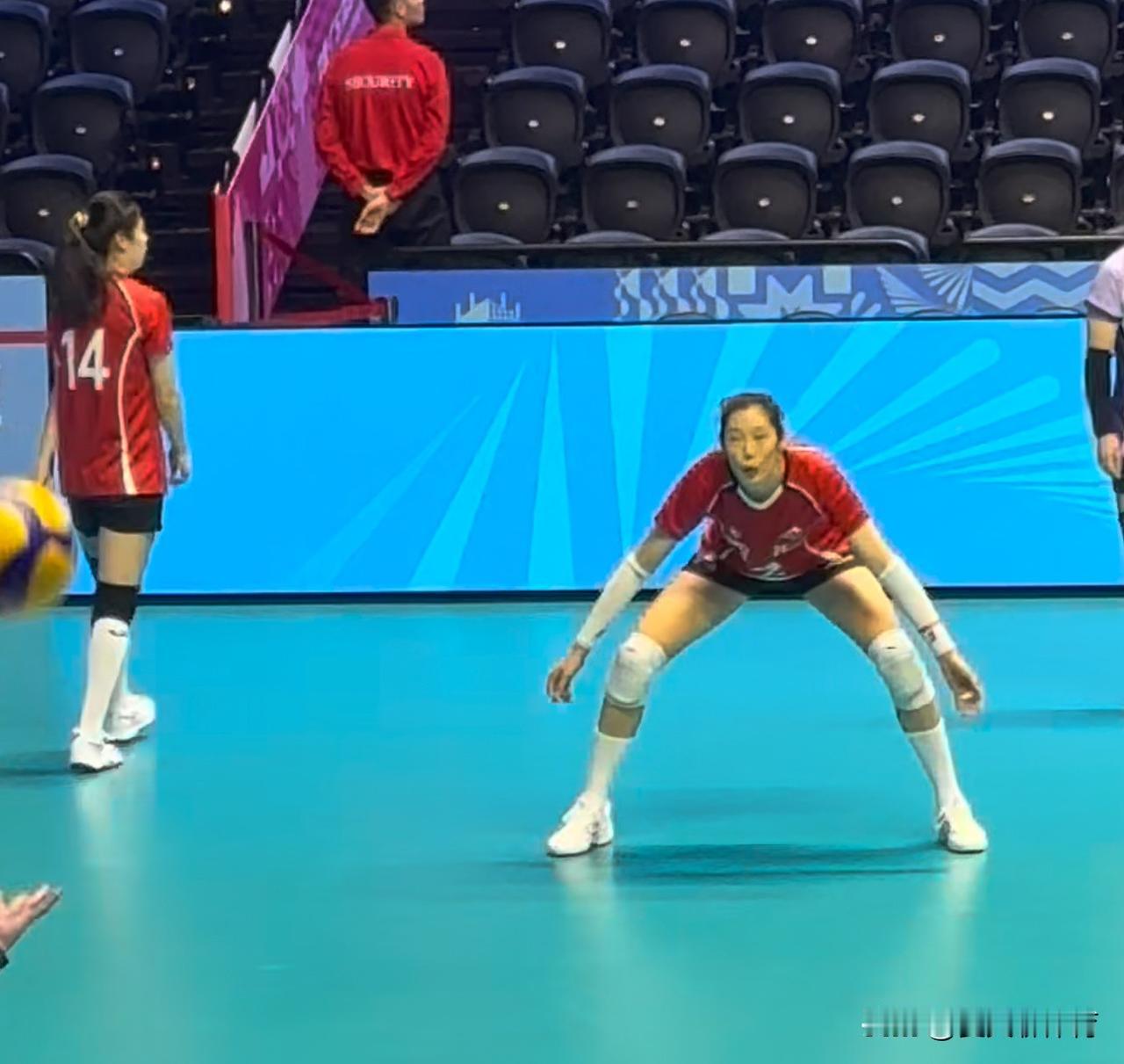 正在直播河南女排VS四川女排！朱婷继续首发出场，经过一天的调整，果然河南女排状态