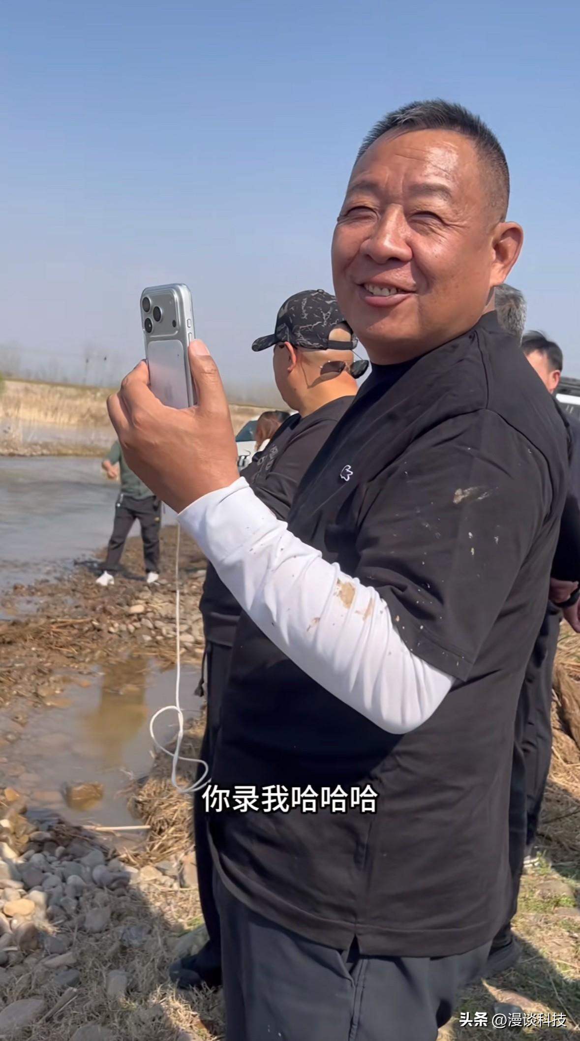 于东来用的手机是白色钛金属iPhone，而且带着保护壳，我感觉是iPhone 1