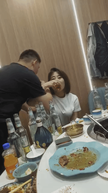 同学聚会就非得这么玩吗？对得起你老公吗？对得起你老婆吗？[笑哭]