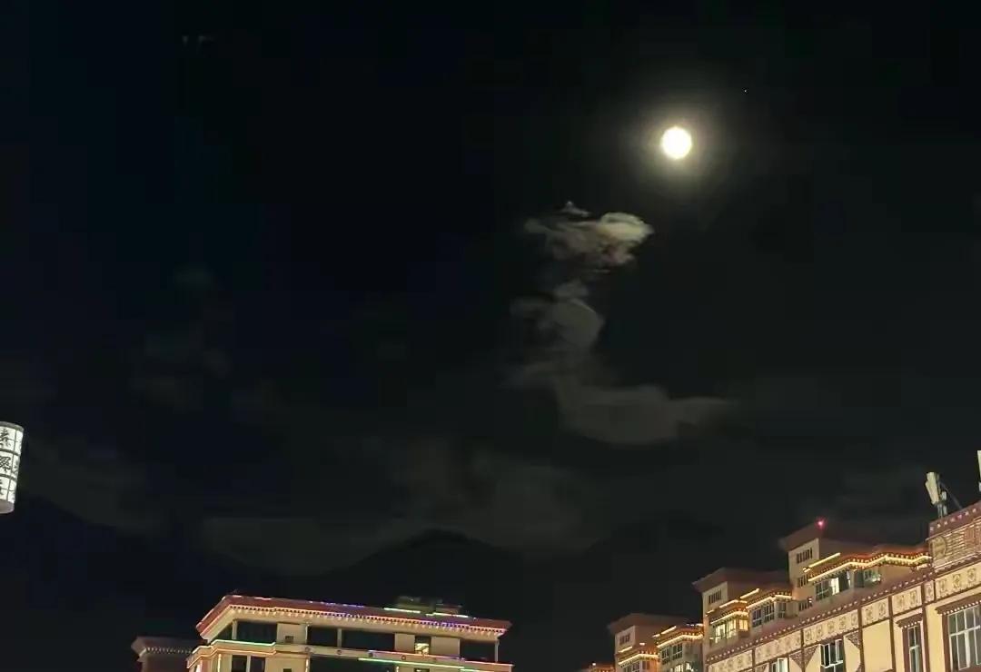 西藏中秋的月亮，是不是特别的大，特别的圆呢？

去过西藏的人都知道，西藏的太阳，