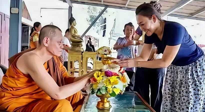 泰国佛牌圈最近炸锅。66岁的阿赞初，曾是普泰沙旺寺住持，被圈内称为“泽度金第一人