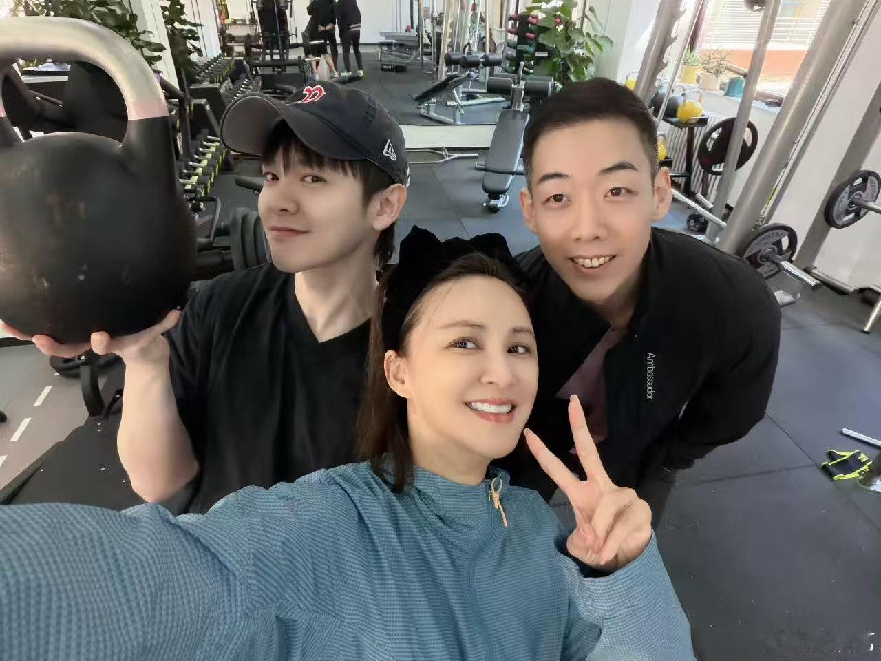 张歆艺给尤长靖推荐教练张歆艺晒出与尤长靖的合照，打趣说除了壶铃，大家都格外轻盈，