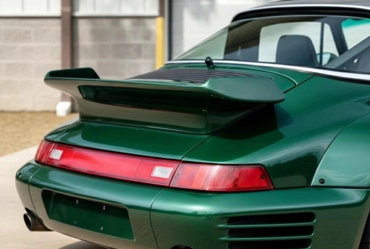 Targa跑车真的很美，低趴宽体似蓄势猎豹，线条凌厉划破风阻；可拆卸顶棚露出满天