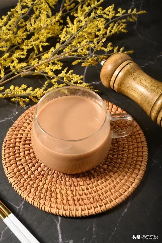 港式奶茶为什么会比咖啡还顶啊?哈哈太懂了！很多人都有这感觉：港式奶茶喝着顺滑，结