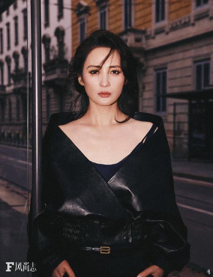 被格外眷顾的蒋勤勤现实版大女主蒋勤勤，把人生过得张弛有度。她敢于在巅峰回归家庭，