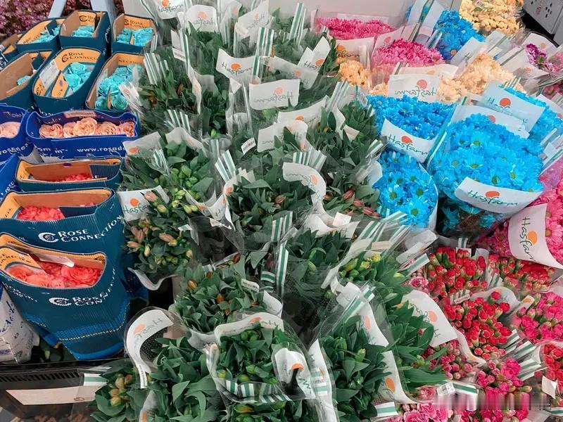 清明节到了，超市外摆放着各种各样的塑料鲜花，这几年清明节和十月一上坟为了空气质量