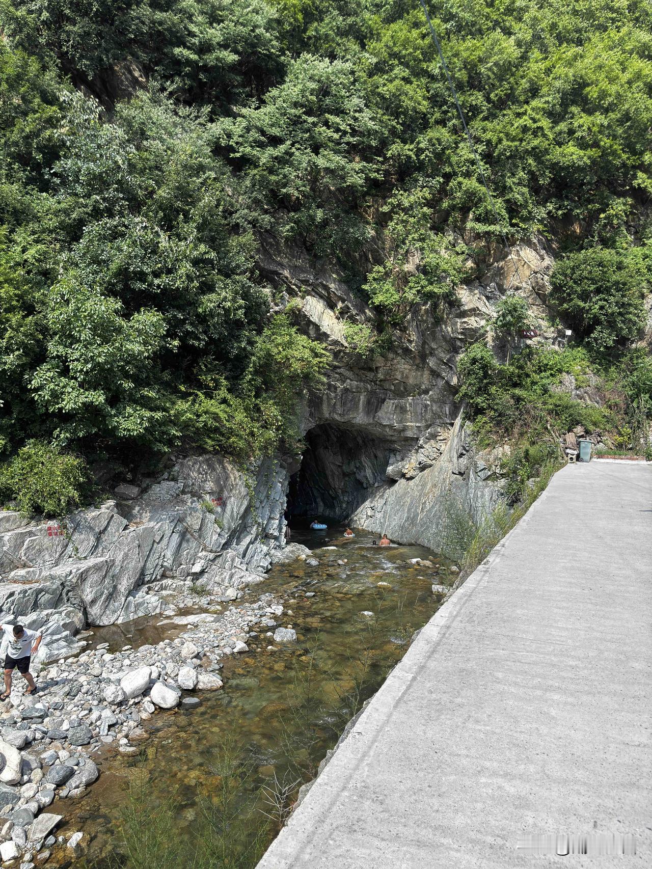 蓝田辋川二仙桥红旗洞这里，夏天避暑的好地方，这是7月25日拍的，水比较浅，这河道