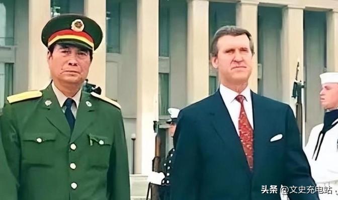 1998年，张万年出访美国，当他刚踏进美国宁堡陆军基地，一个美军司令突然跳了出来