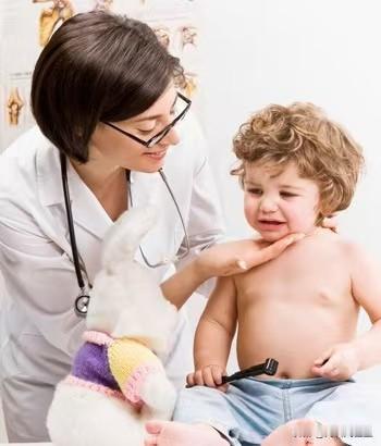 前几天，门诊来了位漂亮妈妈领着漂亮宝贝：孩子前几天手指、手掌出了一些透明的皮疹，