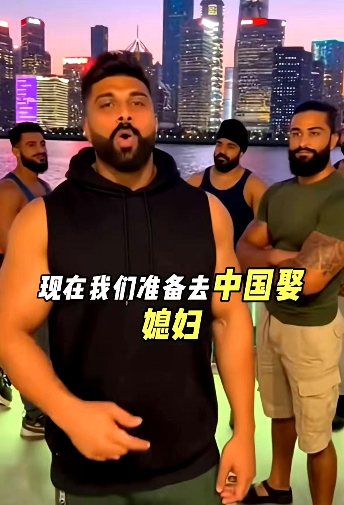 外滩又来了几个印度男人，对着镜头聊起了娶中国媳妇这事，话一出口就挺冲：在他们那边