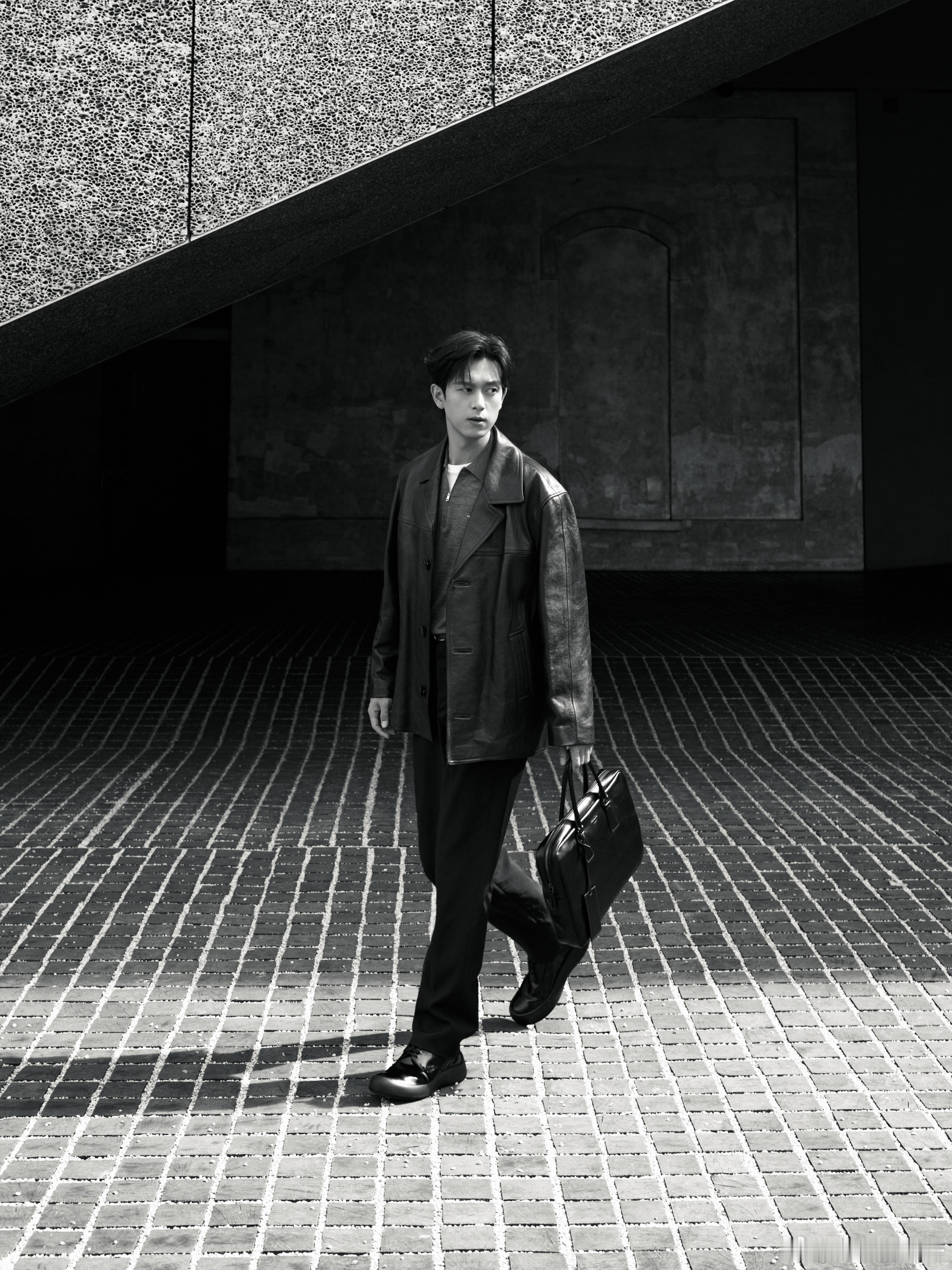 李现 × PRADA 米兰街拍大片 📸 米兰时装周李现唱跳主打一个毫无包袱