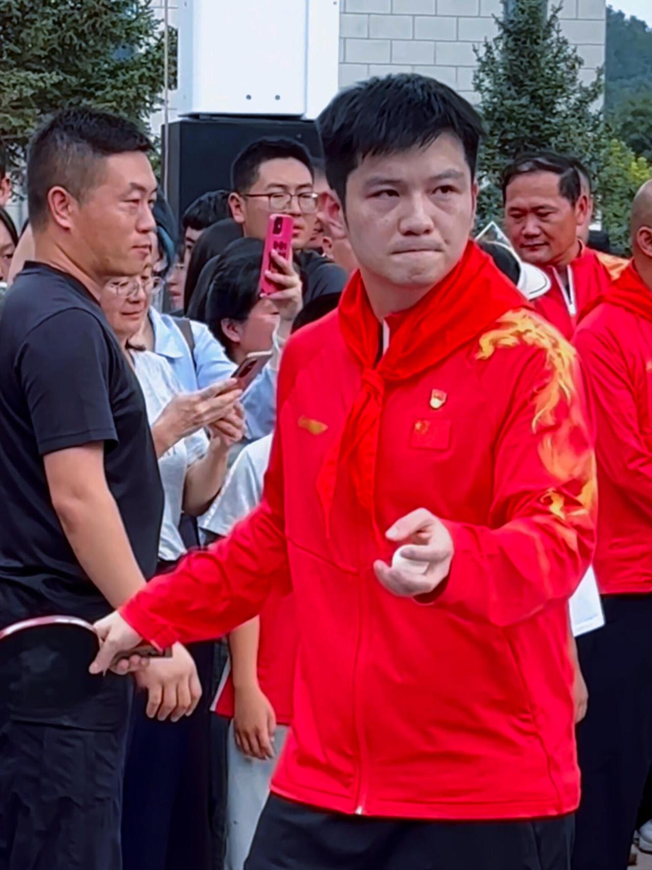 想起那天不止幸福的流泪，还有肃然起敬，一下子洪涛暖流，我们的东哥被看见了！
那天