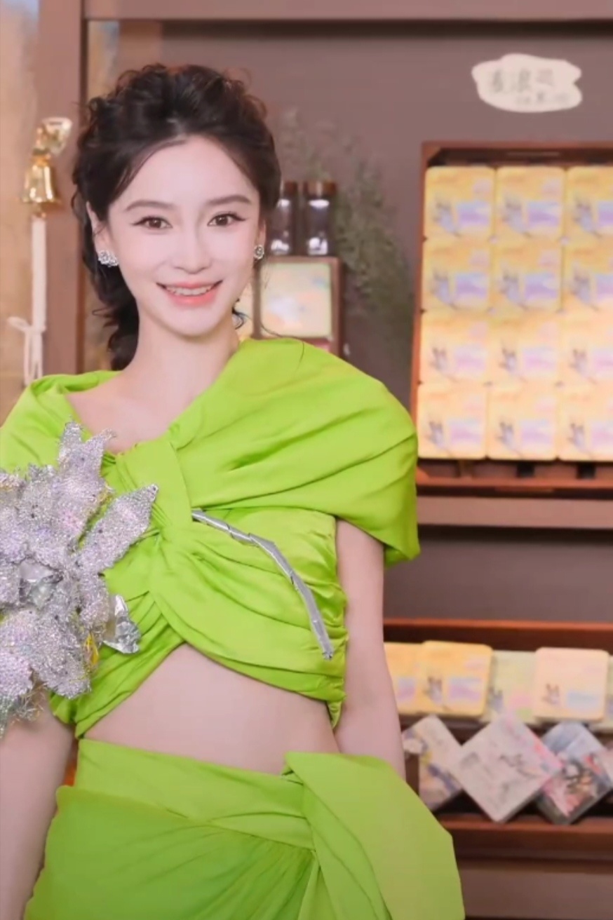 angelababy直播截图好美，好久没穿绿色系了[捂嘴哭] ​​​