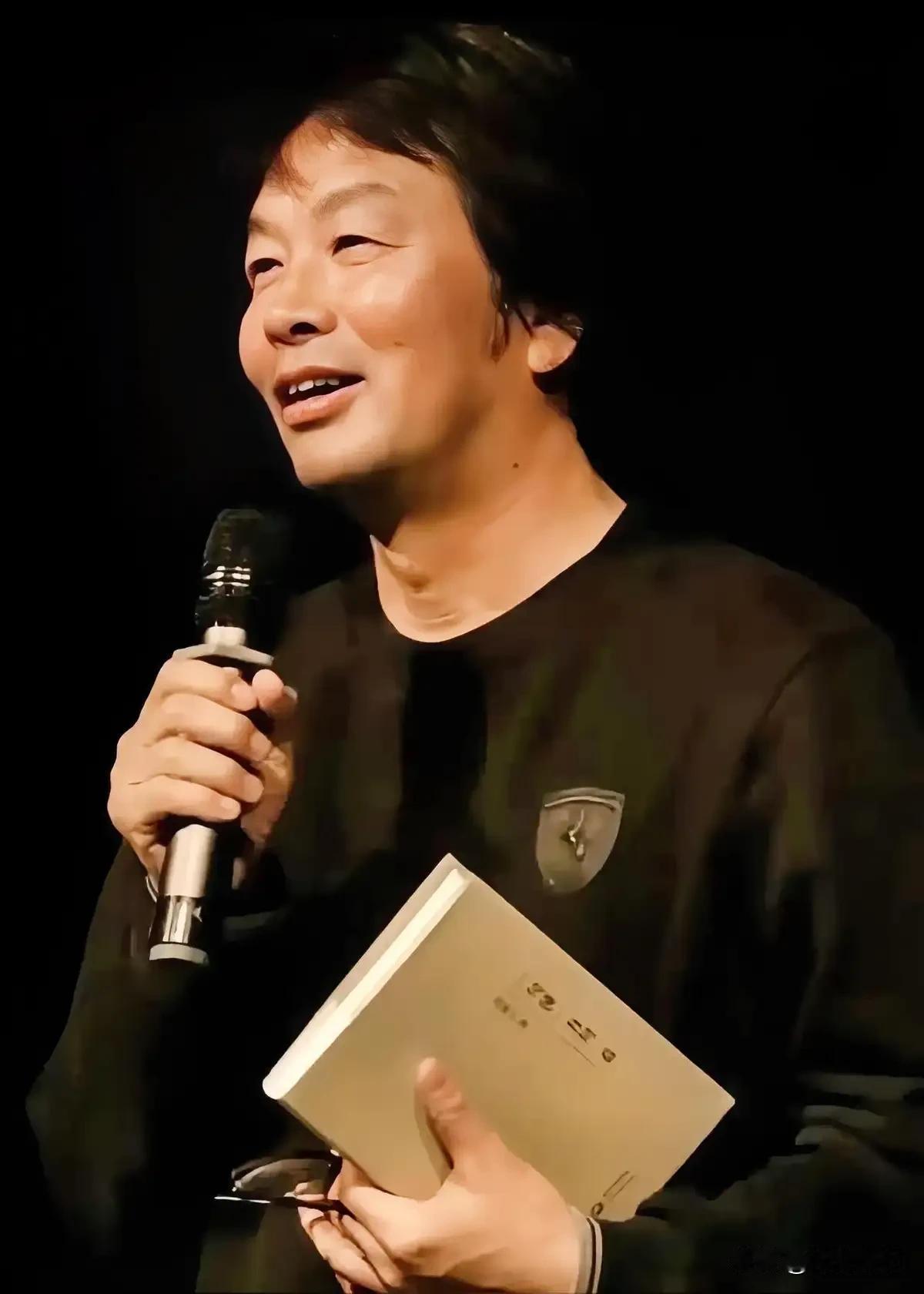 刘震云说：“想看透一个女人，其实特简单。你请她吃十顿饭，都不如让她坐一次你的副驾