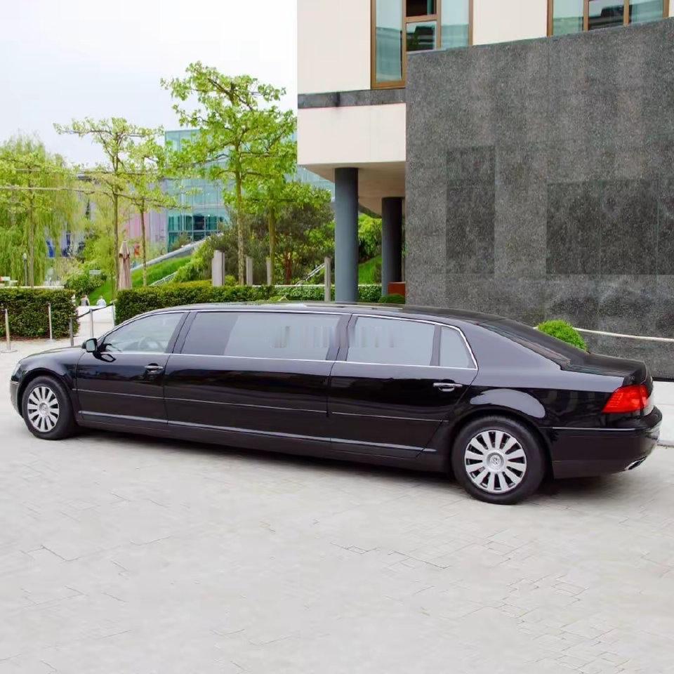 辉腾，再加长！！！看上去也象是个帕萨特XXXXXL版~~~过于低调的形象设计就别