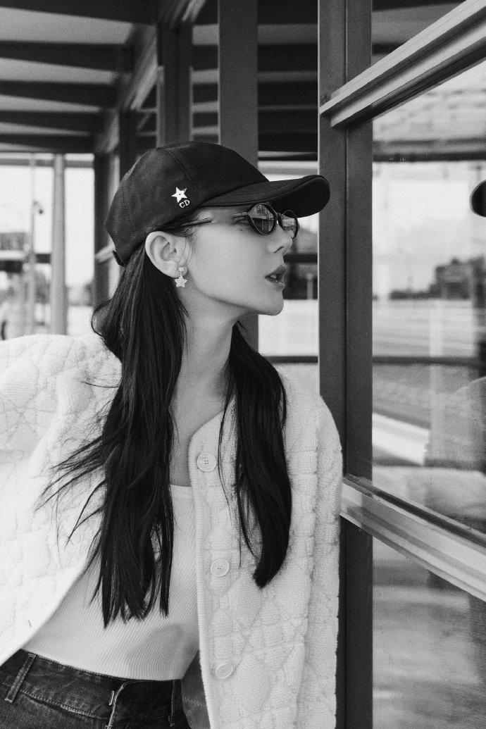 迪丽热巴巴黎时装周出发Look造型大片，好美的小说女主～ ​​​
