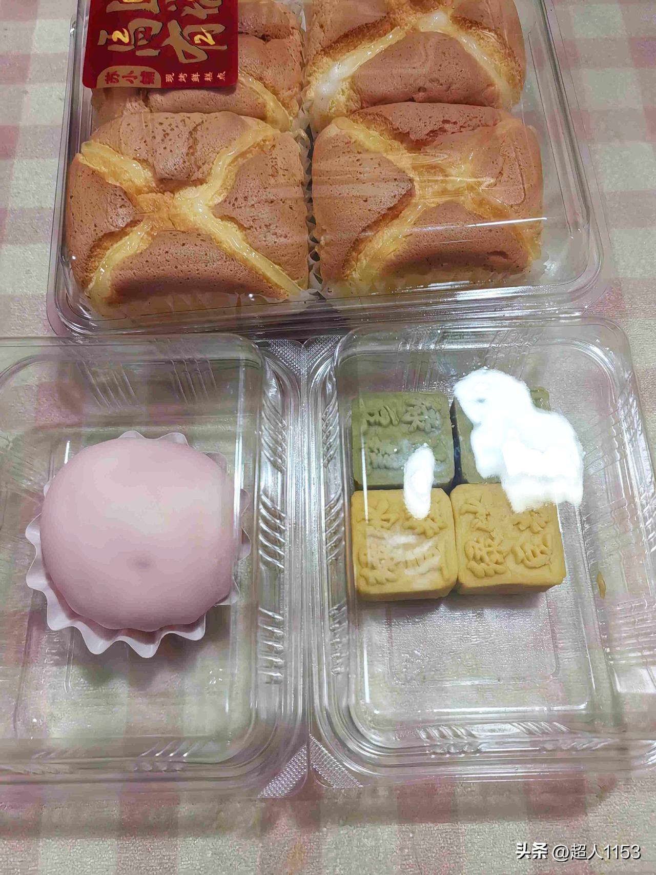 美好的一天开始了！

一早起来心情好，
孩子高兴大人笑。

早餐煮了白鸡蛋，
一
