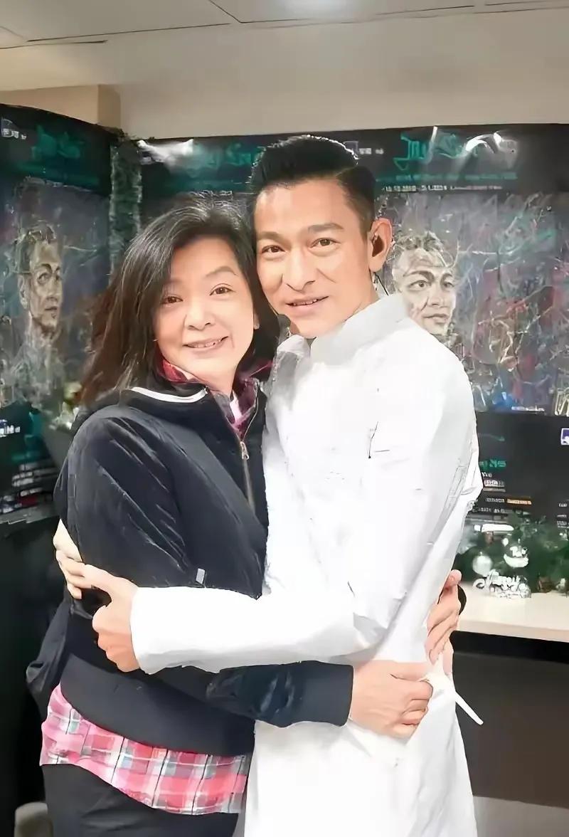 华仔和这位女士照相，大家认得这位女士吗？