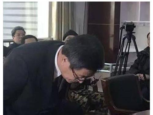 [兔子]这世道，有时候真让人看不懂。

清华博士、海归精英，当年带着一身顶尖光电