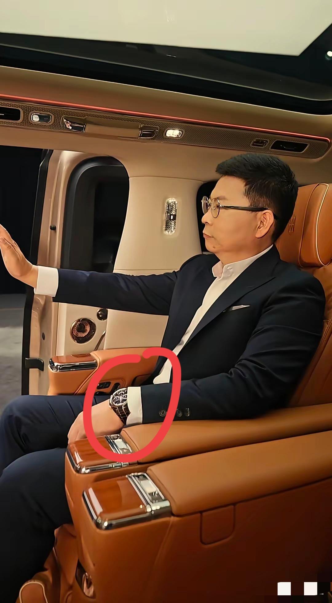 于总戴的手表是什么牌子的？是不是华为的