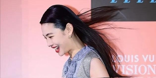 首尔LV大秀舞台上，爱豆与演员的地位差异鲜明呈现。28岁的Lisa以一袭清凉低胸