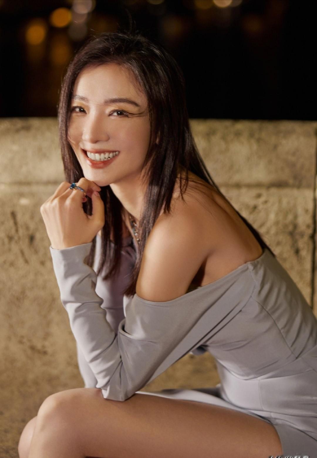 巴黎的灯一亮，她就不是来走红毯的，是来签合同的。
那条灰裙子不是衣服，是她的新名