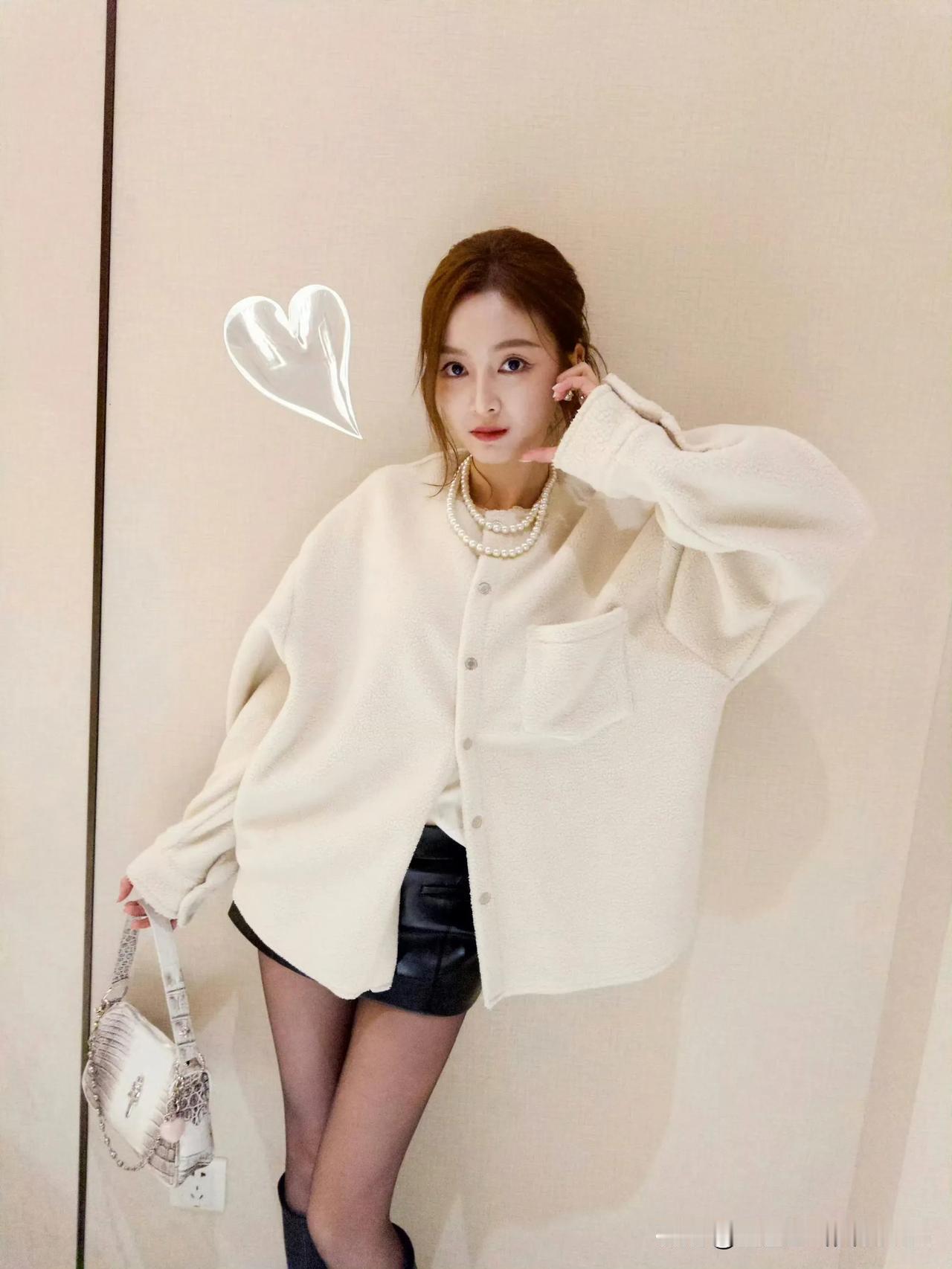 吴宣仪米色衬衫+黑色短裙+高筒靴真是珠帘绣幕映芳姿，玉立人间如画眉