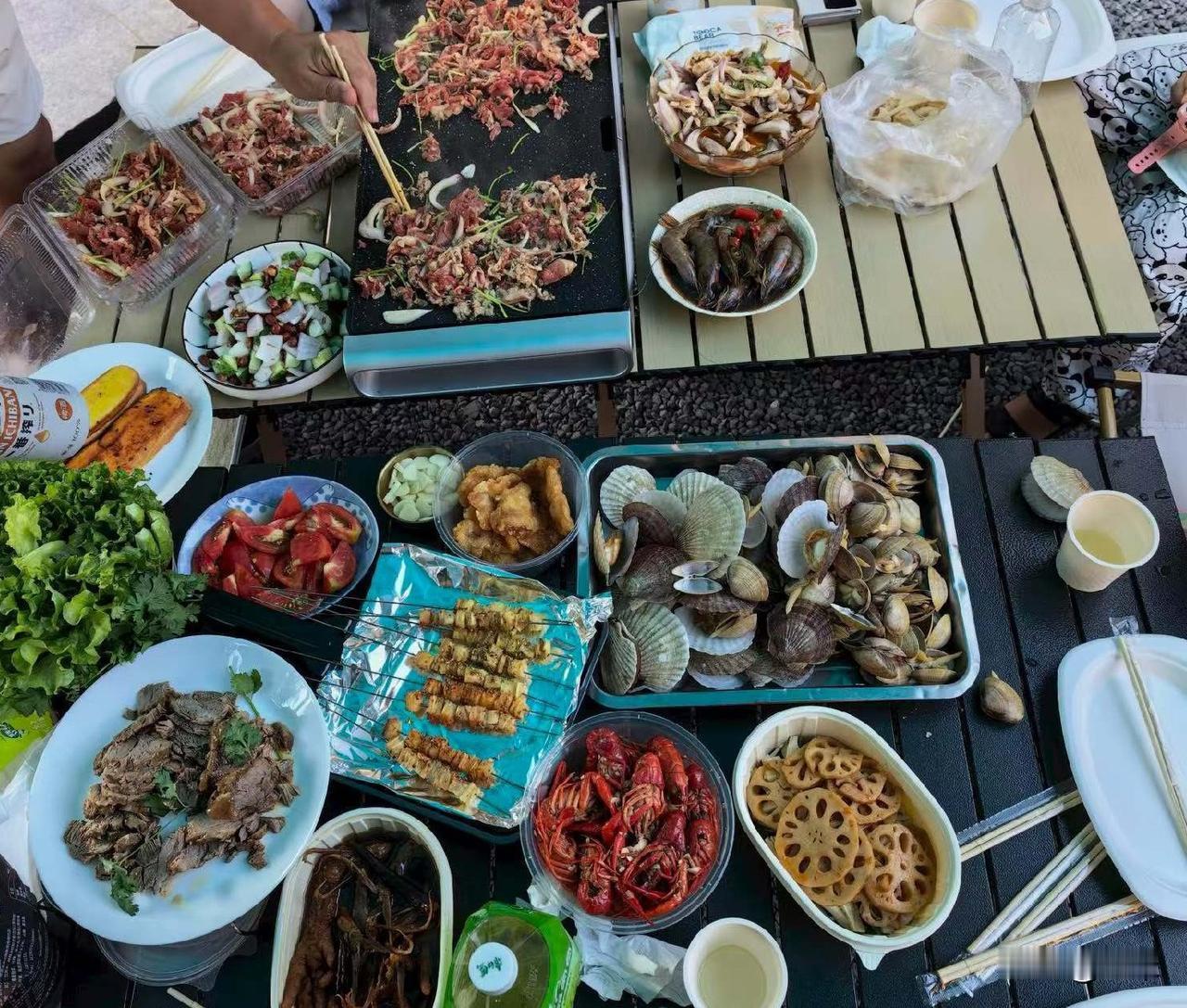 秋风起，烧烤香～～
立秋一来，凉风就把盛夏的热带走了。今天傍晚，围在烤架旁一起烤