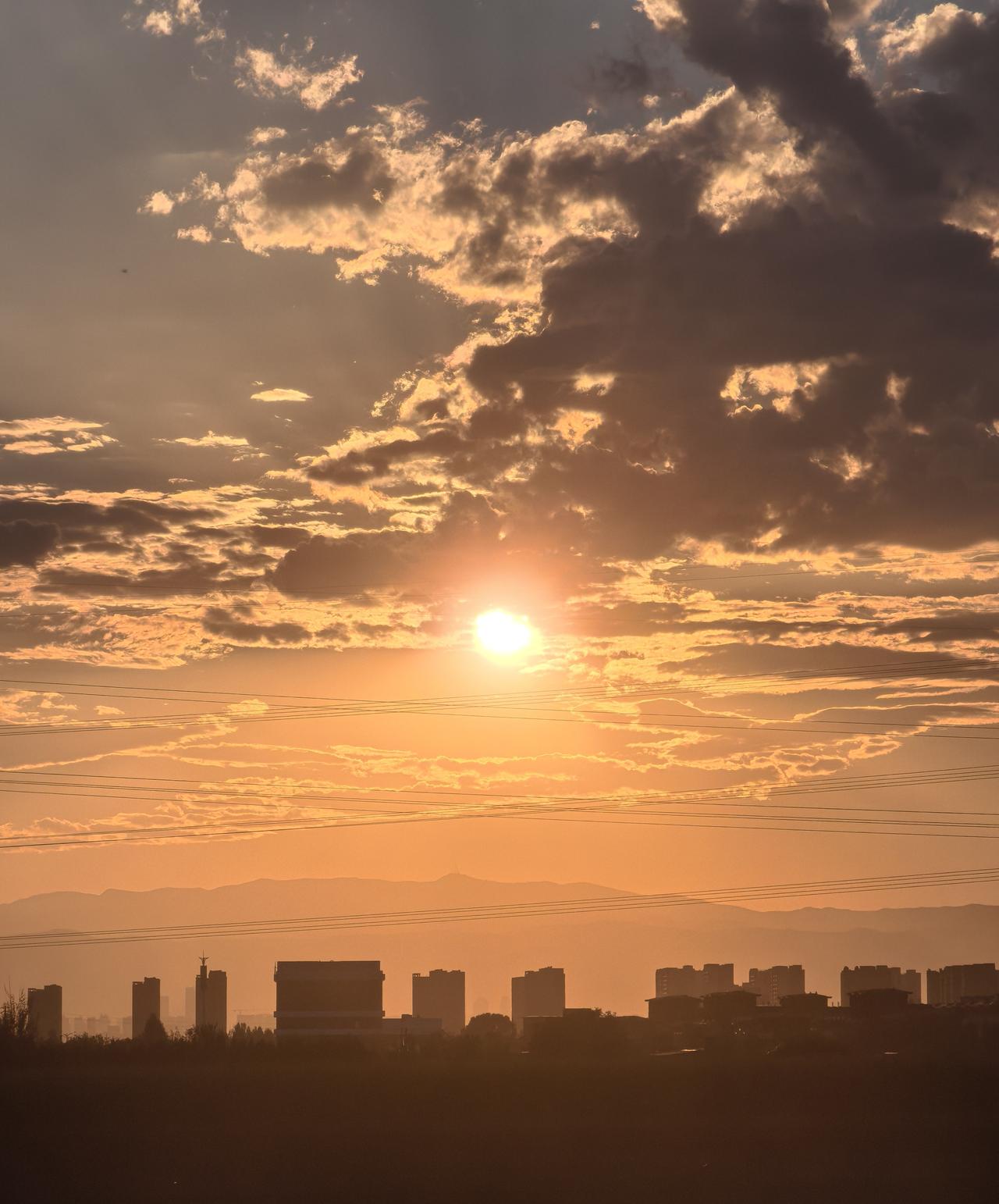夕阳西下，城市剪影美如画。