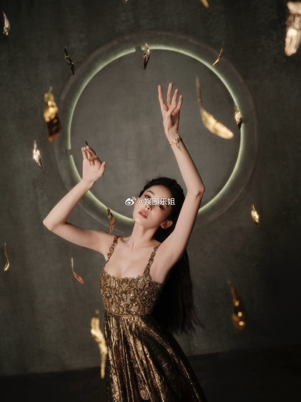 一身Tony Ward 2017春夏高定鎏金短裙，亮面材质在灯光下流光溢彩，吊带