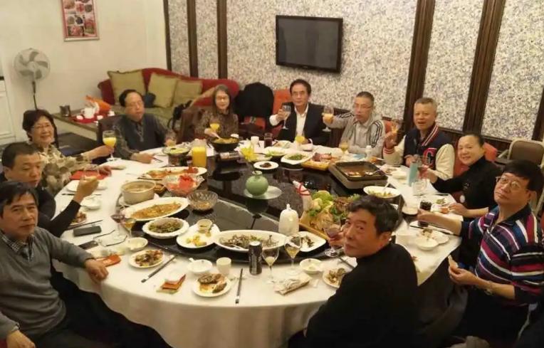 周末，50岁领导晚上12点突然打电话说有急事，让我尽快从他办公室拿2箱白酒和1条