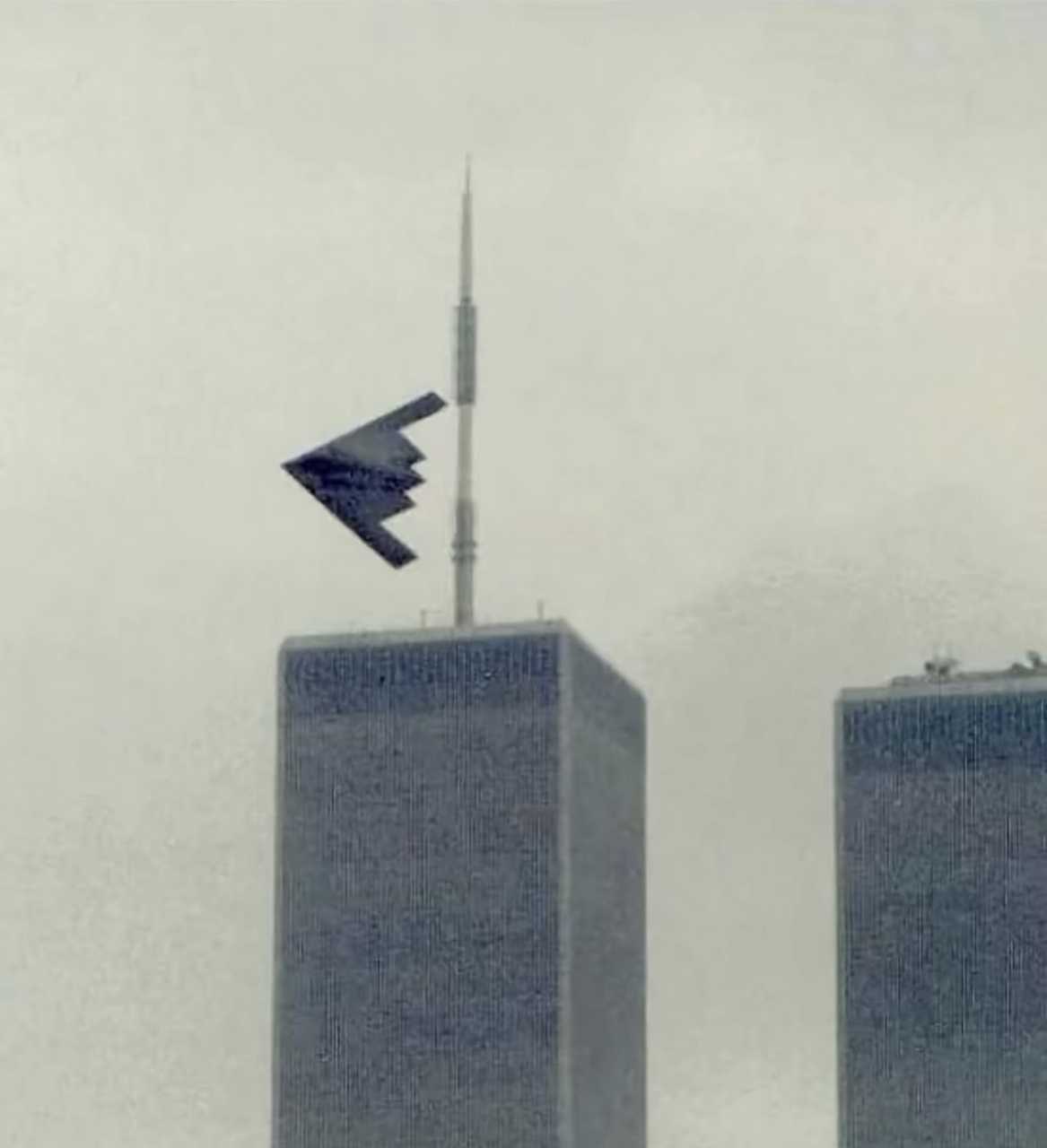 【来自投稿】2000年7月4日，一架B2幽灵轰炸机飞越纽约世贸中心建筑群。 