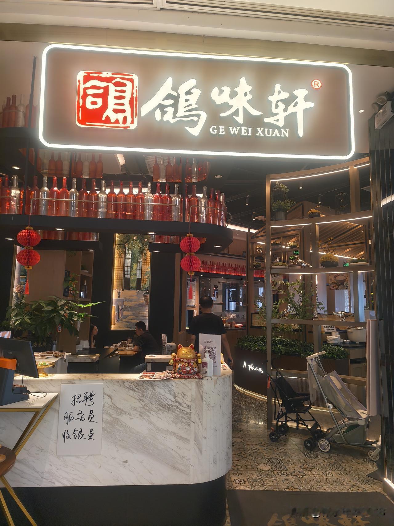 南京今天多云转阴，傍晚开始有阵雨，温度25℃～32℃。
上午老伴陪同我坐公交车去