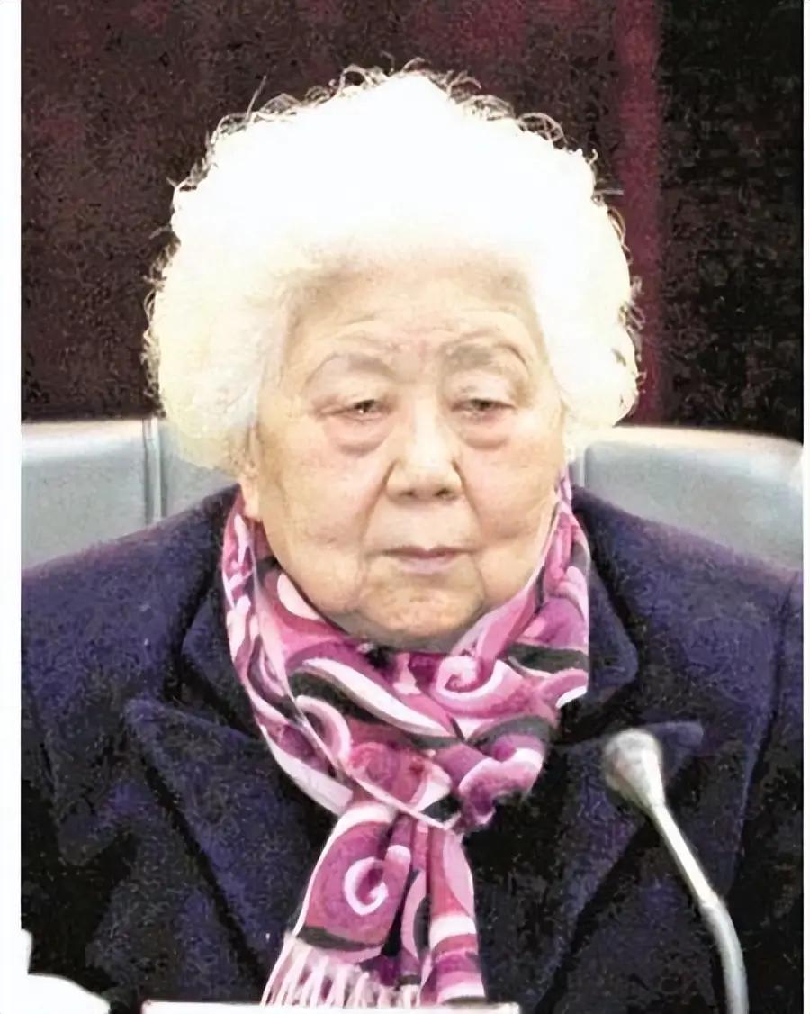 1949年，江姐遭党内叛徒出卖，身陷渣滓洞英勇就义，而叛徒之妻却在新中国成立后仍