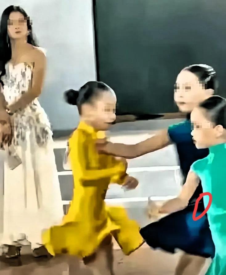 “天生坏种！”深圳icon拉丁舞icon赛场推人事件处罚结果公布：蓝裙女孩第三名