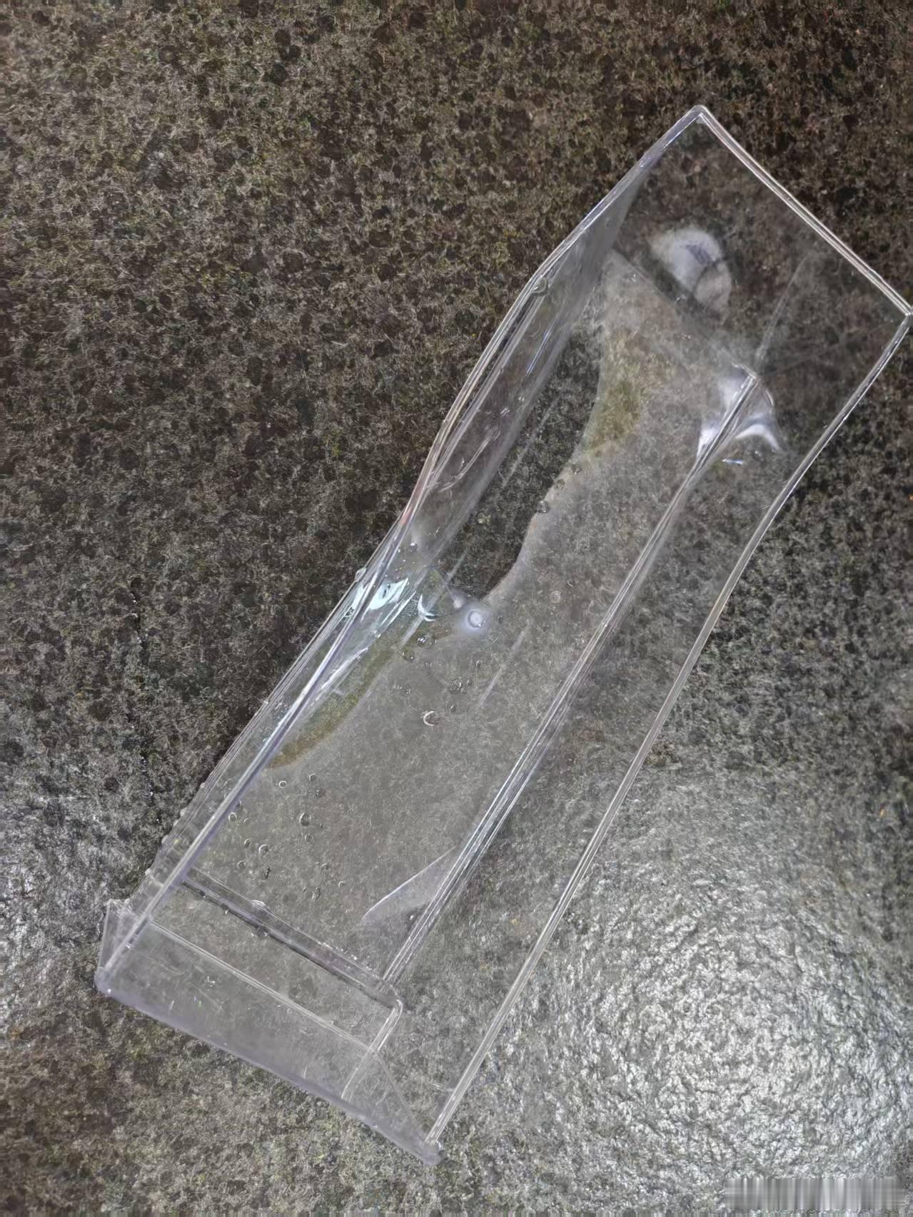 江哥把我的冰箱保鲜盒放到洗碗机里洗变形了。我拿着保鲜盒去找江哥算账：“上次你就给
