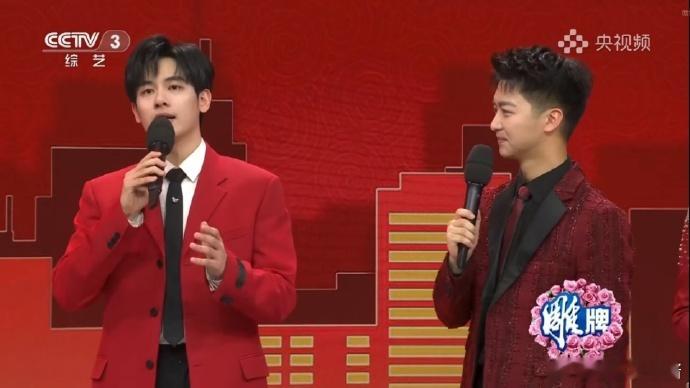 春晚等着你  让大家期待已久的春晚舞台终于算是要和大家相见了，现在大家可以安排上