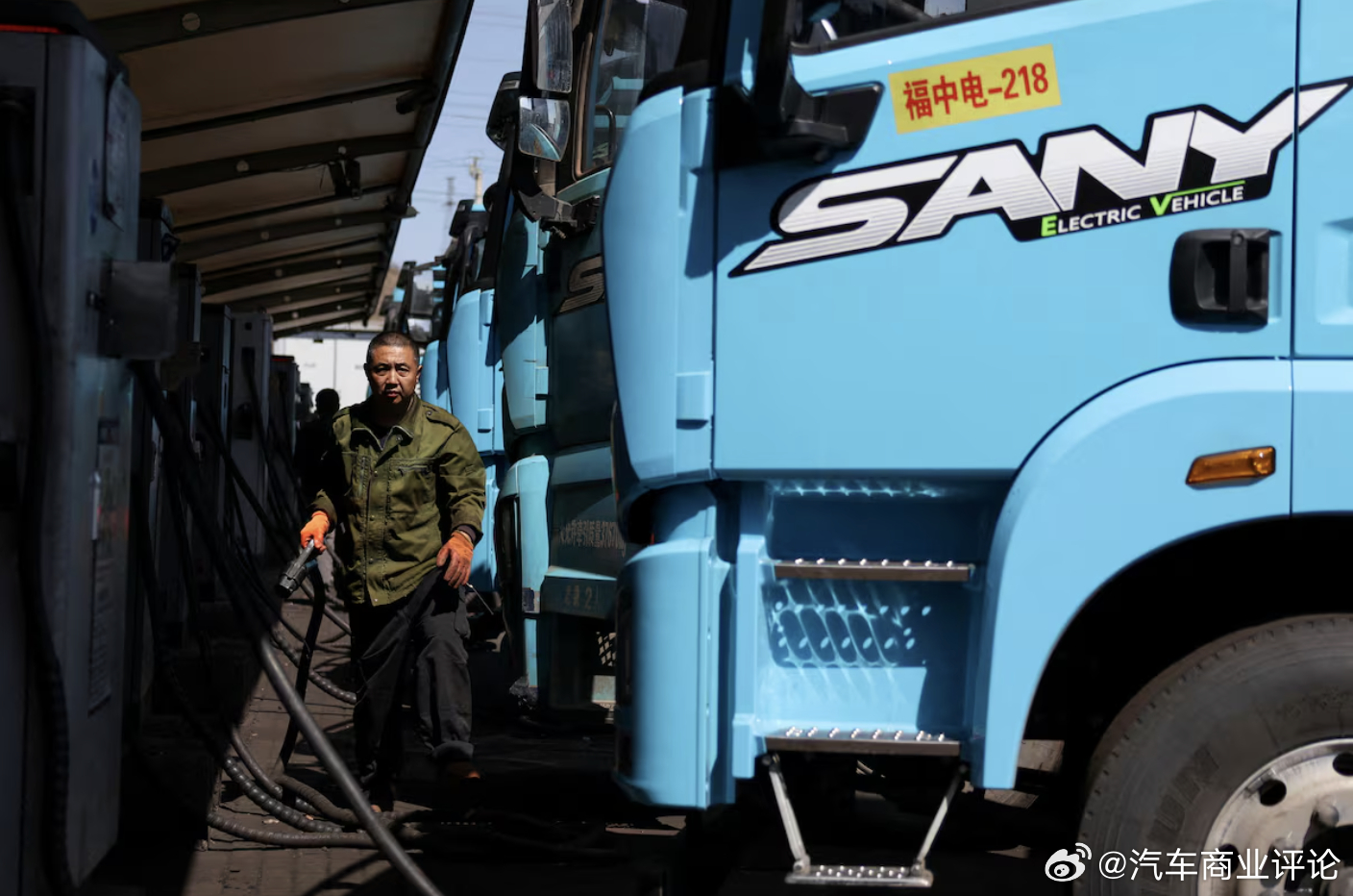 中国电动重卡迎来出口热潮当地时间8月13日，据路透社报道，伊朗战争造成的油价上涨