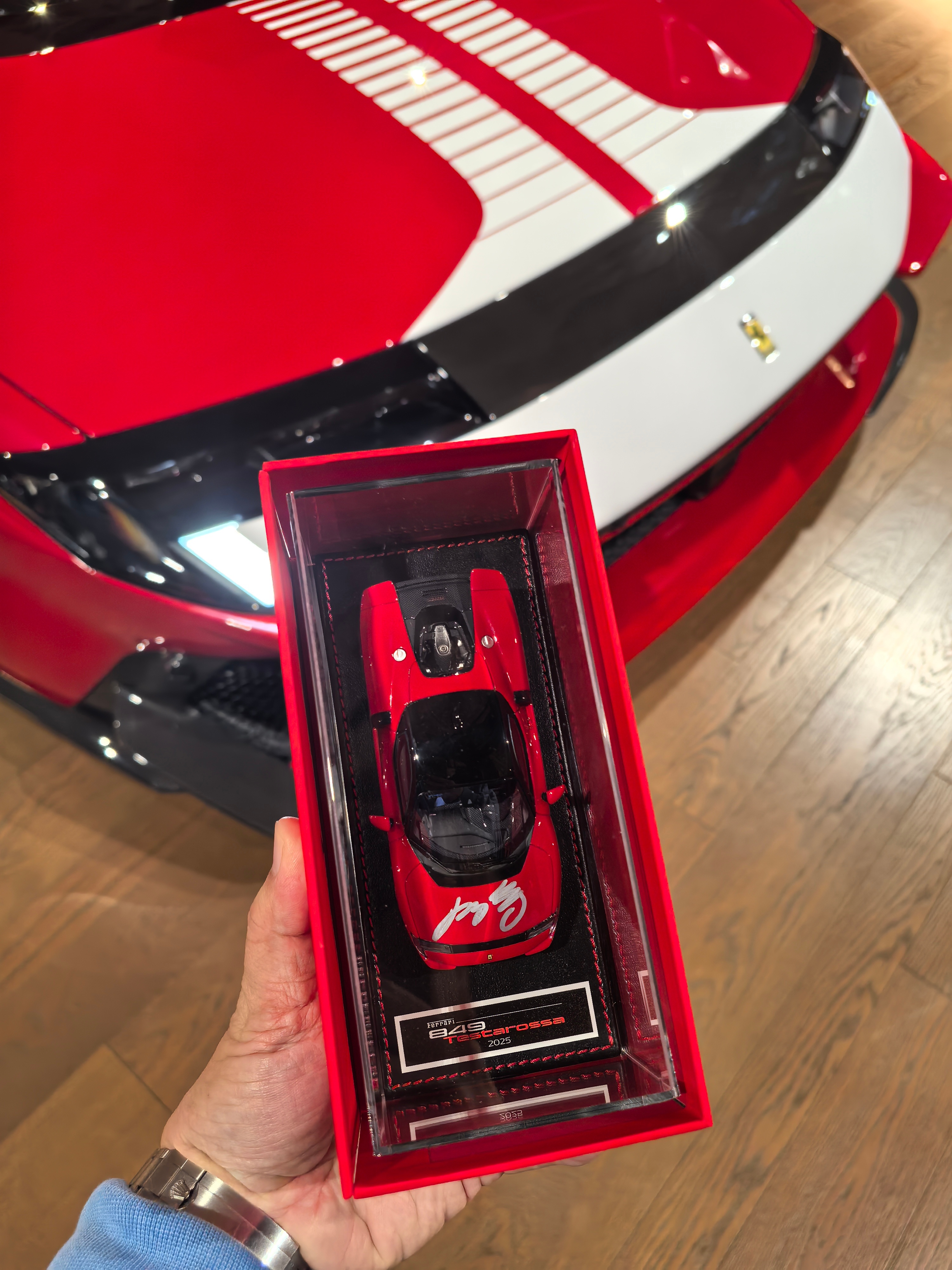 哈哈哈 我拿到了周冠宇亲笔签名的法拉利849车模！