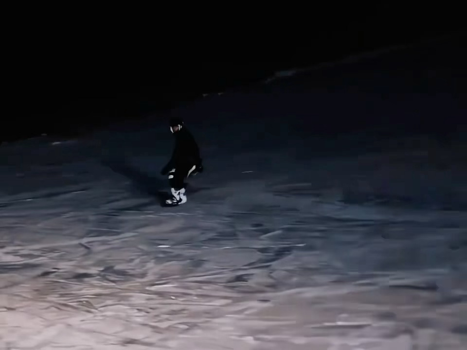 檀健次26年新愿望：滑雪季，坐滴滴巴士去滑雪，期待周末滑雪vlog！ 