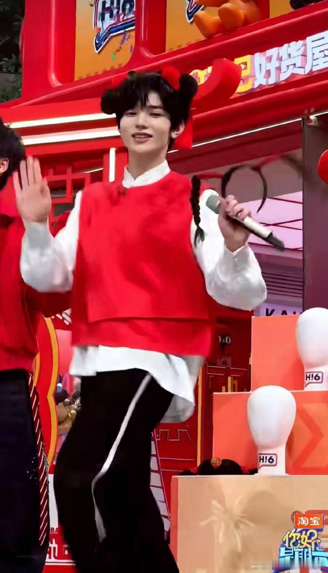 章昊请把假发焊在头上你好星期六章昊戴上假发精致度飙升，灵动又温柔，舞台上闪闪发光