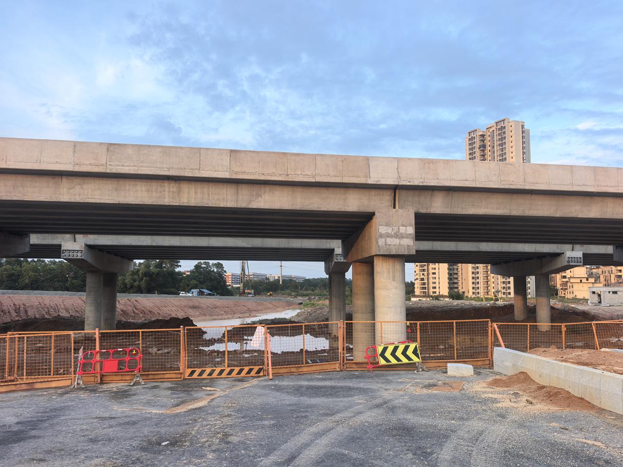 十多天出去，回来。再看惠霞高速博罗体育大道出入口的建设，感觉没太大的变化。照这个