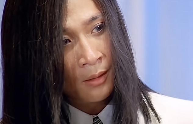 这是吴镇宇吗？长发显得他好丑啊！

这还是他年轻时候的剧照，我记得他年轻时挺帅的