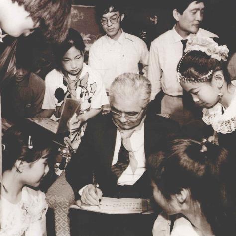 1993年6月1日，荣毅仁在北京人民大会堂接见儿童发明家及小能手时为他们签名留念