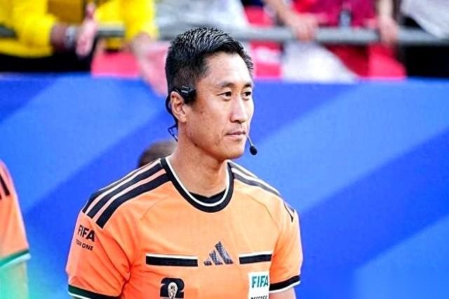 姆巴佩差点被人一脚废了，法国队主教练在场边气得嘴唇发抖。
全场比赛，巴拉圭队整整