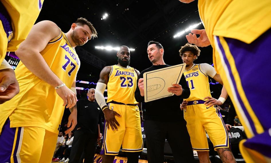 库里不打也不行，不出意外今日比赛结束后，火箭就将反超湖人上升到西部第四，湖人只能