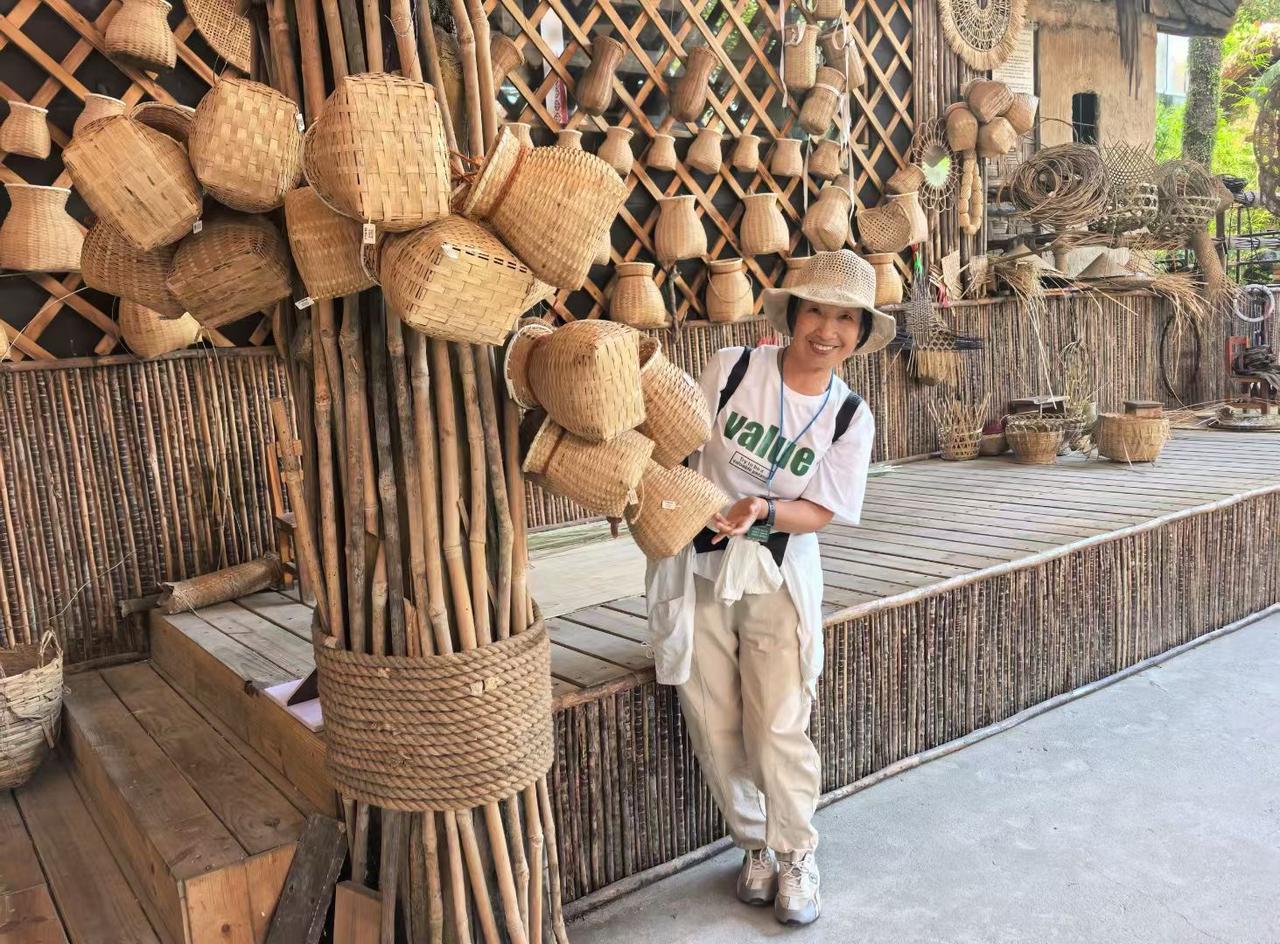 1. 岁月如歌翻新页，人生似画绘锦章。
2. 岁月如歌翻新页，时光若酒酿醇香。