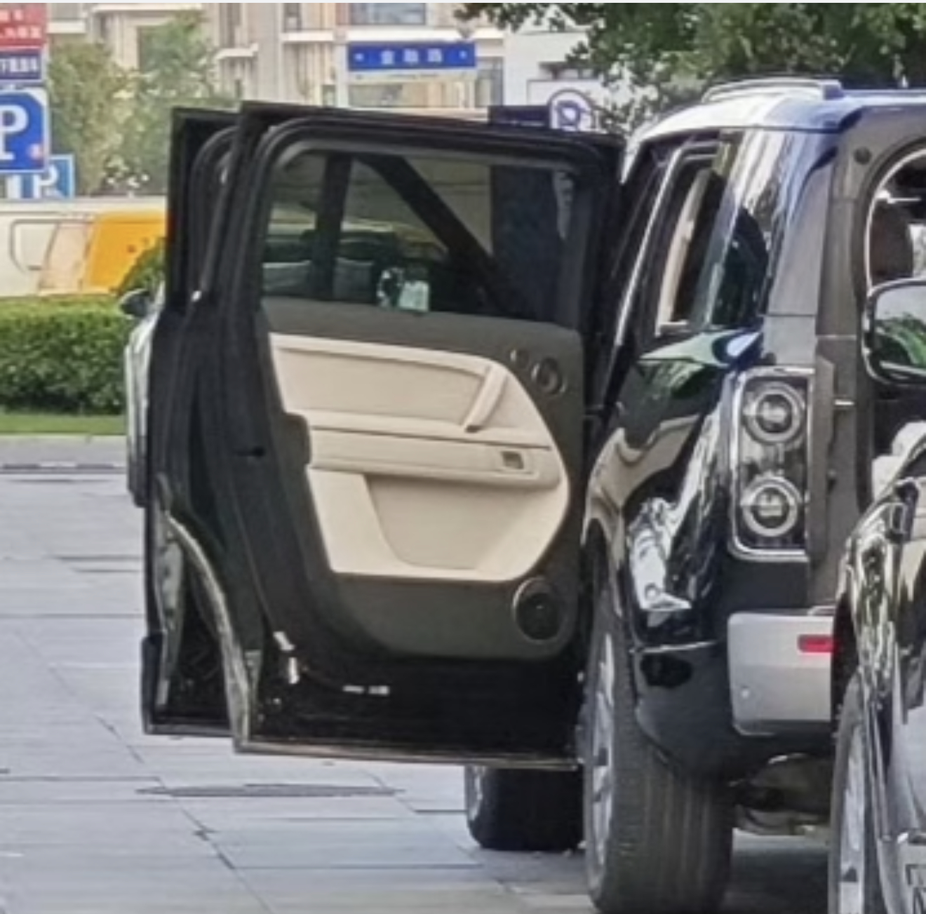 享界G9内饰门板的设计 可以比较模糊的看到拉手的设计 