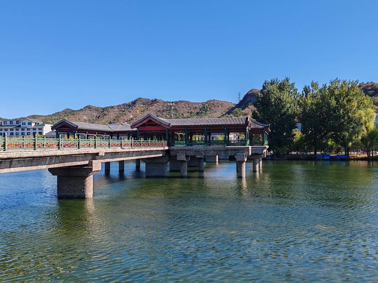 搞不懂，看不明白，各地的抢人才大战，咋成了唯文凭论。特别是那些三四线城市，抢个博